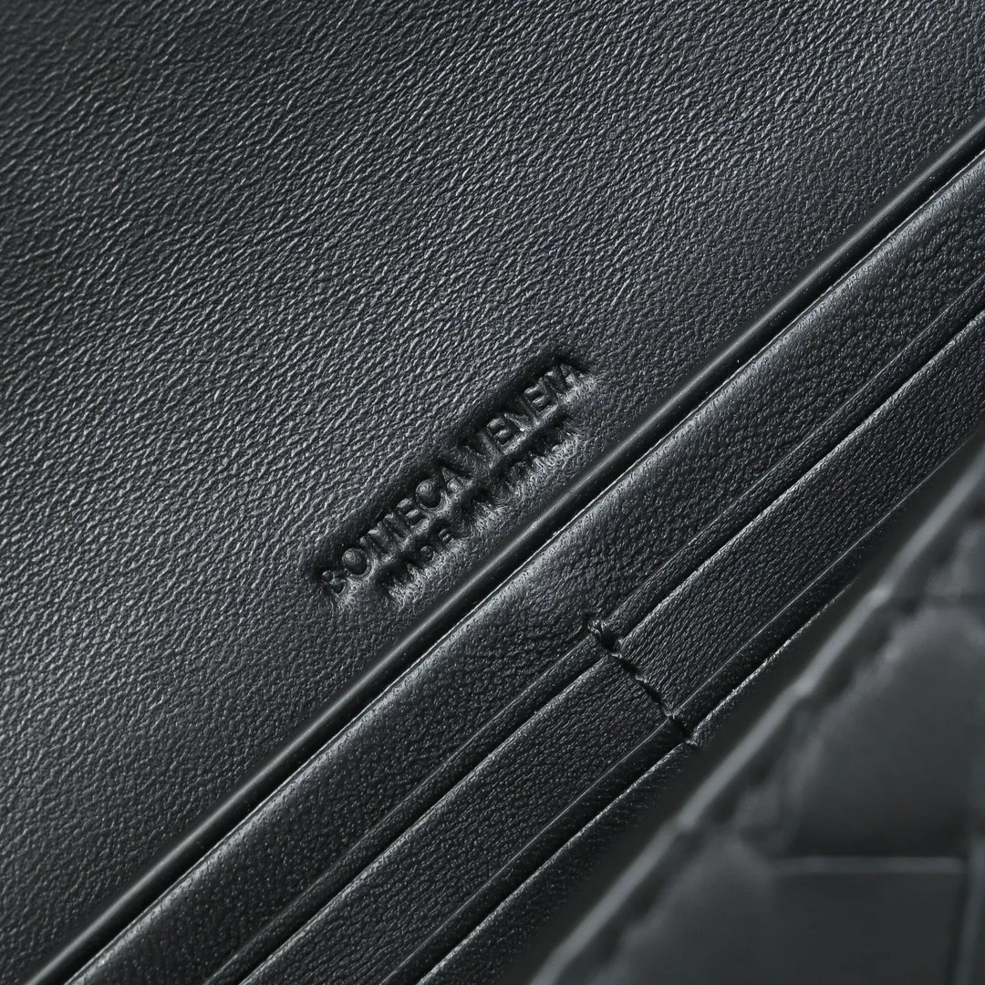 The batch of 1360 BV Andiamo evening handbags has been heavily planted again~ The designer aesthetics in the era of economic downturn are back. I fall in love with it at first sight and can't put it down. It's so beautiful and full of aura. The shape and texture are very competitive. It's light in weight and has sufficient capacity. It's a must-have for fashionistas. It's suitable for many occasions, minimalist, high-end and light luxury. Model No.: 741511 Size: 31*13*3cm